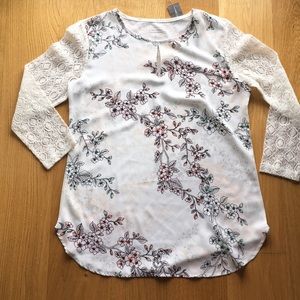 NWT Van Heusen floral woman top. Size xs/tp